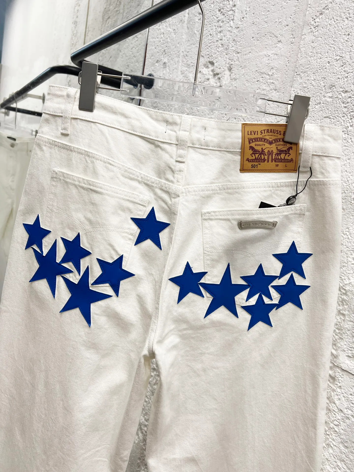 P230 Style number: H849 Chrome hearts & Chrome hearts 25ss blue five-pointed star frame leather jeans CH Chrome hearts double knee five-pointed star frame leather bo1 version logging pants straight work pants B136 Chrome hearts cross Sanskrit overalls Counter price 24W level, patched cross flower embellishment, high-waisted washed jeans! ! Absolutely high-end luxury products, 1.9W level god-level single products, super popular products, made by top heavy industry, not to be missed. About Zangyin, this is an extremely luxurious fashion brand, which can also be called the nobles of the high street. It has always been an exclusive brand of some hipsters or rich second generation. Compared with ordinary high streets, it is more luxurious and noble. Compared with luxury brands, it has a more fashionable personality and has always been a brand that I have a special liking for. Imported yarn is custom-woven into a high-density twill canvas, which ensures a crisp silhouette while also making the fabric feel very delicate. It follows the B01 classic silhouette and has a crisp and stylish upper body. The ready-made garments are stone-milled and fermented and can be matched with any style. Buttons and zinc-brushed washable genuine YKK retro metal products. Double-layered canvas on the front. Perfect details. All hardware is perfect. Size: 30-32-34-36 Color: White pants with leather five-pointed star